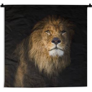 WandkleedDieren - Close-up van een leeuw op een zwarte achtergrond Wandkleed katoen 90x90 cm - Wandtapijt met foto