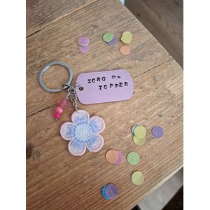 By_Evelien Sleutelhanger ZORGTOPPER - Zorg topper - Graveren - Kwastje - Geluk - Uniek - Collega - Bedankje - Klaver - Opkikker - Zuster - Nurse