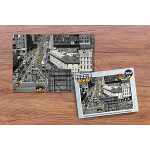 Puzzel Zwart witte luchtfoto met gele auto's in het verkeer - Legpuzzel - Puzzel 500 stukjes