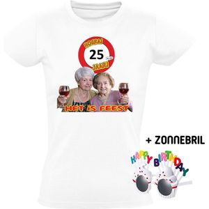 Hoera 25 jaar! Het is feest Dames T-shirt + Happy birthday bril - verjaardag - jarig - 25e verjaardag - oma - wijn - grappig
