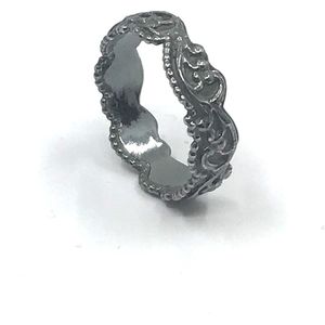 Gezwart zilveren galerie ring. 6.5mm breed en 1.5mm dik in diverse maten verkrijgbaar. Eerste gehalte zilver met gezwarte oppervlakte behandeling.