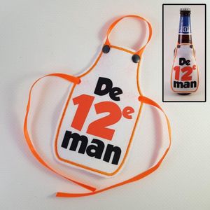Wit schortje voor bierfles met ""De 12e man"" - biertje, cadeautje, pilsje, voetbal, EK, WK, oranje