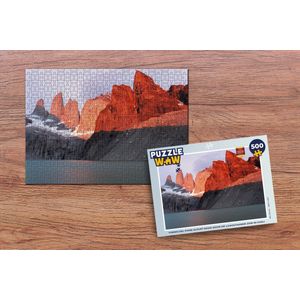 Puzzel Torres del Paine kleurt rood door de laagstaande zon in Chili - Legpuzzel - Puzzel 500 stukjes