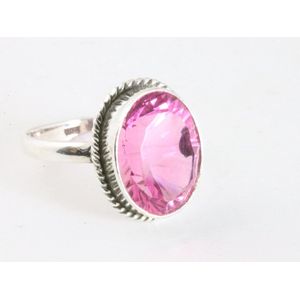 Bewerkte zilveren ring met roze kristal - maat 16.5