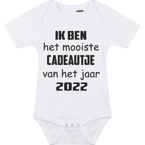 Baby rompertje met leuke tekst | Ik ben het mooiste cadeautje van het jaar 2022 |zwangerschap aankondiging | cadeau papa mama opa oma oom tante | kraamcadeau | maat 80 wit