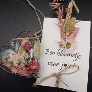 Droogbloemenkaart ""Een bloemetje voor jou"" incl. hart met droogbloemen in pastel roze en naturel | wenskaart | kaart | beterschapskaart | droogbloemen | sterkte | hart onder de riem | cadeau | liefde | interieur | woondecoratie |