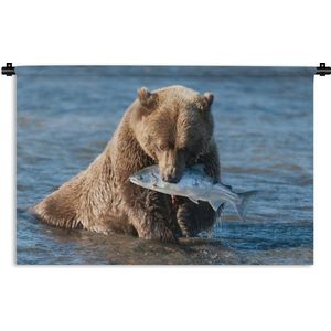 Wandkleed Roofdieren - Bruine beer met een vis Wandkleed katoen 60x40 cm - Wandtapijt met foto