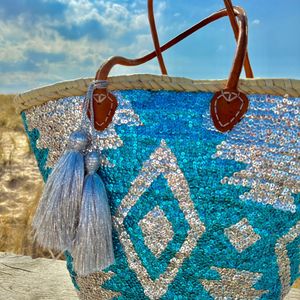 Bohemida- Rieten Tas met franjes - Boho Ibiza Shopper tas/Strandtas - Zilver & Blauw - Pailletten - Afsluitbaar- Handgemaakt
