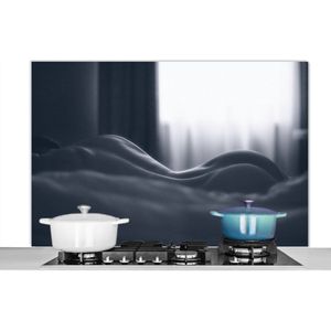 Spatscherm keuken 120x80 cm - Kookplaat achterwand Portret - Vrouw - Bed - Zwart wit - Muurbeschermer - Spatwand fornuis - Hoogwaardig aluminium