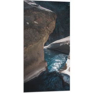 WallClassics - Vlag - Helder Stromend Blauw Water - 50x100 cm Foto op Polyester Vlag