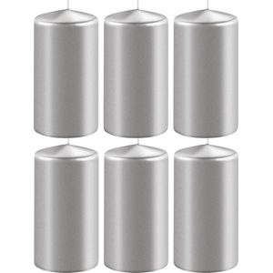 8x Metallic zilveren cilinderkaarsen/stompkaarsen 6 x 15 cm 58 branduren - Geurloze kaarsen metallic zilver - Woondecoraties