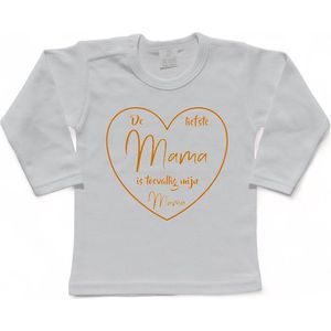 T-shirt Kinderen ""De liefste mama is toevallig mijn mama"" Moederdag | lange mouw | Wit/tan | maat 98