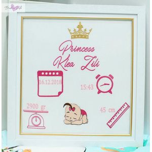 Persoonlijk cadeauborduurwerk in een frame met een baby 35x45cm/ Personalized gift embroidery frame with a baby 35x45cm