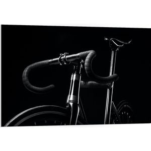 WallClassics - PVC Schuimplaat - Zwarte Mountainbike Fiets tegen Zwarte Achtergrond - 105x70 cm Foto op PVC Schuimplaat (Met Ophangsysteem)