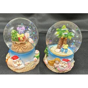 Glitterbollen met tropische Kerstman - Set van 2 stuks - Meerkleurig - Hoogte 7 x dia 6 x 5 cm - Polyresin + Glazen bol - Kerstdecoratie - Kerstversiering - Woonaccessoires