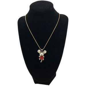 Muis met Robijn ketting, Mouse with Ruby, Necklace
