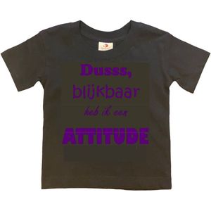 T-shirt Kinderen ""Dusss, blijkbaar heb ik een ATTITUDE"" | korte mouw | Zwart/paars | maat 158/164
