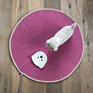 Luna-Leena duurzaam rond vloerkleed voor een kinderkamer - katoen - roze -  hand gehaakt in Nepal - vloerkleed  - tapijt  - speelkleed - round rug