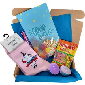 Cadeau box – Unicorn – Gefeliciteerd - Verrassings Pakket – Verjaardag - Gift box - Grappig - Cadeau voor vrouw man – Kado – Sokken - Verjaardags cadeau – Jarig -Geschenkdoos - Niks is onmogelijk – LuckyDay Socks - Maat 37-44