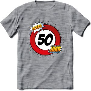 50 Jaar Hoera Verkeersbord T-Shirt | Grappig Abraham Verjaardag Cadeau | Dames - Heren | - Donker Grijs - Gemaleerd - XL