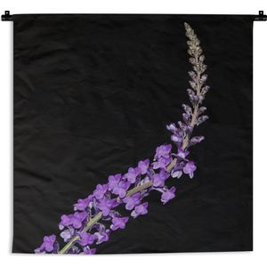 Wandkleed De lavendel - Enkele paarse lavendel op zwarte achtergrond Wandkleed katoen 150x150 cm - Wandtapijt met foto
