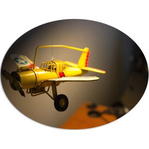 WallClassics - Dibond Ovaal - Geel Kinderspeelgoed Vliegtuigje Zwevend in Kinderkamer - 108x81 cm Foto op Ovaal (Met Ophangsysteem)