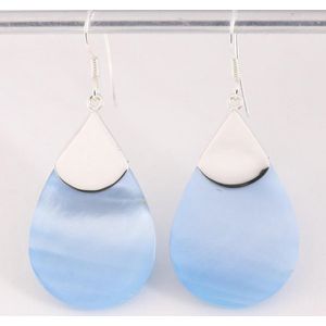 Druppelvormige zilveren oorbellen met blauwe schelp