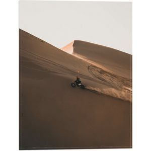 WallClassics - Vlag - Oranje Motorrijder op Zandheuvel in de Woestijn - 30x40 cm Foto op Polyester Vlag