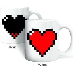 Kikkerland Mok / Beker - Warmte verkleurend - Pixel - In een hart design - Voor koffie en thee - Porselein - Retro - Rood/Zwart - Liefde - Magische mok