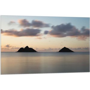 WallClassics - Vlag - Twee Bergen in Zee - 105x70 cm Foto op Polyester Vlag