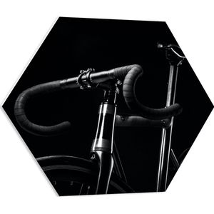 WallClassics - PVC Schuimplaat Hexagon - Zwarte Mountainbike Fiets tegen Zwarte Achtergrond - 60x52.2 cm Foto op Hexagon (Met Ophangsysteem)