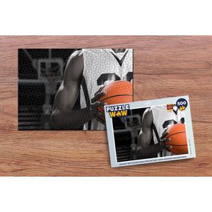 Puzzel Zwart wit basketbalspeler met een oranje basketbal - Legpuzzel - Puzzel 500 stukjes