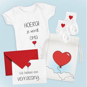 Hospitrix Cadeaupakket Baby Rompertje met Tekst Hoera! Je wordt oma met rompertje, baby sokjes en kaart in een luxe cadeauzakje | Cadeau aanstande oma| Bekendmaking | Aankondiging |