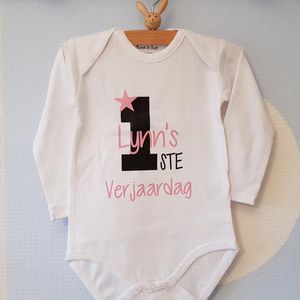 Baby Rompertje met tekst bedrukking voor de eerste verjaardag 1 jaar meisje jongen | Lange mouw | wit zwart | maat 74-80 | geen jurk of tutu cadeau met naam