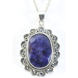 Grote bewerkte zilveren hanger met blauwe saffier aan ketting