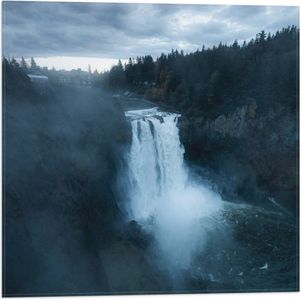 WallClassics - Vlag - Grote Watervallen in Donkergroen Landschap - 50x50 cm Foto op Polyester Vlag