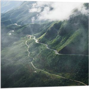 WallClassics - Vlag - Smalle Bergweggetjes in Wolken op Donkergroen Kleurige Berg - 80x80 cm Foto op Polyester Vlag