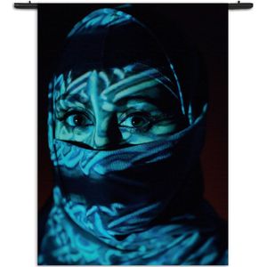 Mezo Wandkleed Jonge Arabische Vrouw Met Blauwe Hoofddoek Rechthoek Verticaal XXXL (260 X 210 CM) - Wandkleden - Met roedes