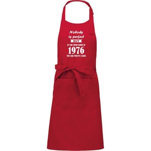 Cadeauschort - Tekstschort - Keukenschort - BBQ schort - verjaardag - vaderdag - moederdag - Nobody is perfect 1976 - rood