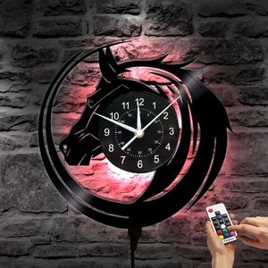 Wandklok paard - vinyl - klok - muurkunst - led - verlichting - oplaadbare batterij - 30 x 30 cm
