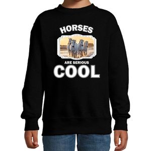 Dieren witte paarden sweater zwart kinderen - horses are serious cool trui jongens/ meisjes - cadeau wit paard/ paarden liefhebber - kinderkleding / kleding 134/146