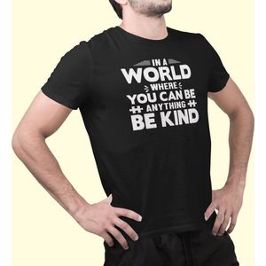 Rick & Rich - T-Shirt In A World, Be Kind - T-Shirt Autism - T-Shirt Autisme - Zwart Shirt - T-shirt met opdruk - Shirt met ronde hals - T-shirt met quote - T-shirt Man - T-shirt met ronde hals - T-shirt maat XL