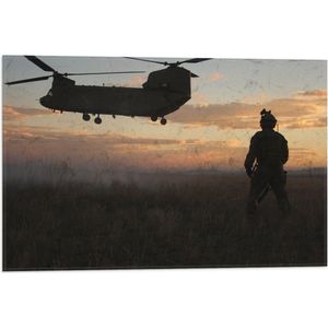 WallClassics - Vlag - Soldaat bij Legervliegtuig met Zonsondergang - 60x40 cm Foto op Polyester Vlag