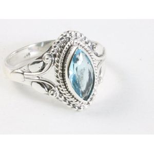 Fijne bewerkte zilveren ring met blauwe topaas - maat 19