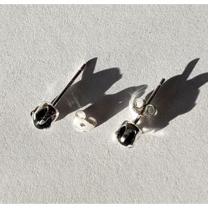 M-apART-oorstekers-925-zilver-met-handgemaakte-glassteen-zwart