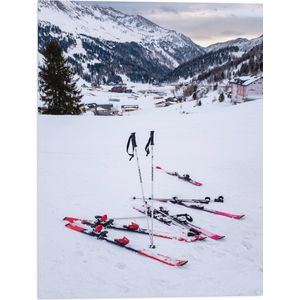 WallClassics - Vlag - Skielatten in de Sneeuw - 30x40 cm Foto op Polyester Vlag