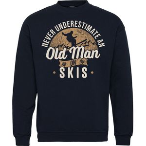 Sweater Never Underestimate An Old Man | Apres Ski Verkleedkleren | Fout Skipak | Apres Ski Outfit | Navy | maat L