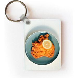Sleutelhanger - Wiener schnitzel op een bord - Uitdeelcadeautjes - Plastic