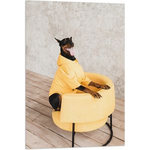 WallClassics - Vlag - Blije Hond met Gele Jas - 60x90 cm Foto op Polyester Vlag