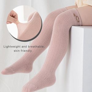 2 paar uniseks babysokken Soft Stockings Tall Knee High Socks Stretchy Newborn Mesh Hole Socks Katoen Warm Kleurrijk en Ademend Cadeau Baby 0-2 jaar oud